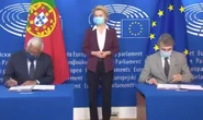 Von der Leyen snubbed again! European chief left standing awkwardly after seats taken