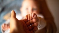 Congés parentaux trop courts, mal rémunérés : la France à la traîne