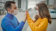 "Arrêter les bises, ça me va très bien" : le Covid aura-t-il la peau de cette tradition ?