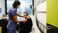 Vaccination obligatoire des soignants : "C'est nécessaire, il n'y a plus d'excuses", plaide le Pr Buisson