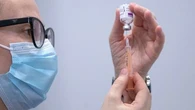 VIDÉO - Farfelues ou radicales, les incitations à la vaccination se multiplient à travers le monde