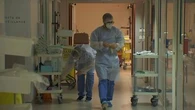 Covid-19 : faut-il rendre la vaccination obligatoire pour les soignants ?
