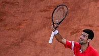 "Il m'a coaché" : Djokovic donne sa raquette à un petit garçon après sa victoire à Roland-Garros