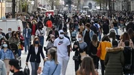 "Au moins, on évite de se faire la bise…" : même dehors, ils refusent d'enlever leur masque