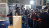 "Il fallait la voir... même à 1 heure du matin" : ils ont "veillé" la flamme olympique à l'hôtel de ville de Paris