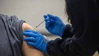 Covid-19 : de plus en plus de personnes ayant reçu une dose de vaccin contractent le virus