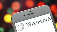 Face à la surabondance d’informations automatisées Wikipedia revendique la priorité accordée à la supervision humaine