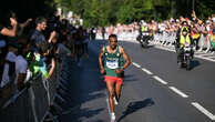 Marathon aux JO 2024 : après avoir attaqué dans la côte des Gardes, l'Ethiopien Tamirat Tola remporte la médaille d'or en solitaire et bat le record olympique