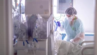 Covid-19 : "La seule porte de sortie et qui protège les populations, c'est le vaccin", martèle Elie Azoulay, réanimateur à l'hôpital Saint-Louis