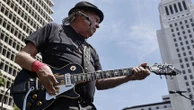 "Si vous êtes fasciste, prenez une Tesla" : Neil Young s'en prend à Elon Musk dans sa nouvelle chanson "Let's Roll Again"