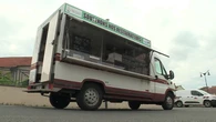Des restaurateurs sortent de leur cuisine pour partir en tournée solidaire avec des food trucks