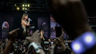 "Elle rythme ma vie, c'est comme une grande sœur" : à Lyon, portrait d'une "swiftie", fan de la première heure de la Taylor Swift