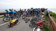 Tour d'Italie : la course neutralisée après une chute, Victor Campenaerts enfin récompensé... Revivez les moments forts de la 15e étape