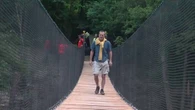 Vallée de la Roya : un habitant sort de l'isolement grâce à une passerelle construite par des bénévoles