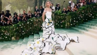 Met Gala 2024 : Aya Nakamura, Zendaya, Shakira et Lana Del Rey sur le tapis rouge transformé en "Jardin du temps"