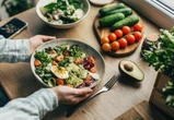 Alimentation : comment manger moins gras, moins salé, moins sucré, tout en gardant le plaisir et la gourmandise ?