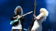 "La France est un super exemple, quand vous êtes en colère, vous foutez le feu" : aux Eurockéennes 2024, le punk engagé des Lambrini Girls