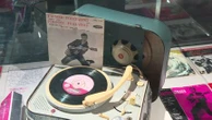 À Montluçon, une exposition fait revivre les folles années du Golf Drouot, ce "temple du rock" parisien des années 1960 qui produisait Johnny Hallyday ou David Bowie