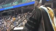 "I will always love you" : le directeur d’un lycée aux États-Unis chante du Whitney Houston lors d'une remise de diplômes