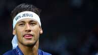 Neymar et d'autres stars du football adressent leur soutien au pape François, hospitalisé depuis un mois