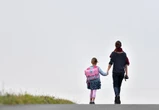 "Quand on est seul, un loyer à 1 300 euros c'est compliqué" : des associations proposent des colocations pour parents solos