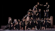 "Möbius Morphosis" : un spectacle humaniste alliant diversité et solidarité où se croisent acrobates, danseurs et chanteurs