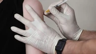 franceinfo junior. Se faire vacciner contre le Covid-19 quand on est ado, pourquoi ?