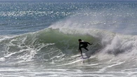 Des surfeurs équipés de capteurs chimiques des eaux de baignade pour en mesurer la qualité
