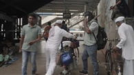 Inde : à Bombay, les dabbawalas sillonnent les rues pour livrer des repas