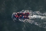 Des sauveteurs en mer portent assistance à une embarcation au large de Dieppe, les passagers refusent et poursuivent vers l'Angleterre