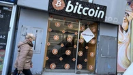Cryptomonnaies : en chute libre, le bitcoin a perdu jusqu'à 30% de sa valeur