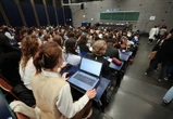"Vous ne pouvez pas ouvrir 2 500 lettres de motivation" : des établissements croulent sous les candidatures des étudiants via la plateforme "Mon Master"