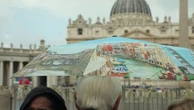 Ouverture du conclave : les fidèles se réunissent place Saint-Pierre
