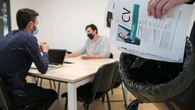 Le brief éco. Frémissement des recrutements au premier trimestre