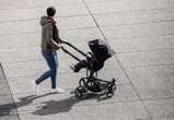 "Une idée dangereuse", "on fait quoi des pères violents ?"... Plusieurs collectifs, associations et élues sceptiques sur le "devoir de visite" des pères