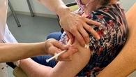 Covid-19 : "Il faut faire du porte-à-porte" pour convaincre les 16% des plus de 80 ans non vaccinés, propose la Société française de gériatrie