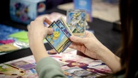 franceinfo junior. Le phénomène des collections de cartes Pokémon décrypté pour les enfants
