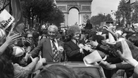 Histoires d'info. L’équipe de Saint-Étienne, vaincue, défile sur les Champs-Élysées