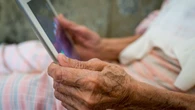 franceinfo seniors. La dématérialisation des papiers administratifs en 2022 creuse les inégalités face au numérique