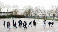 Cour d'école, marché, regroupement : dans quels cas le port du masque reste-t-il obligatoire en extérieur ?