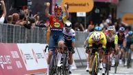 Giro 2025 : Mads Pedersen s'impose au sprint sur la première étape en Albanie et revêt le maillot de leader