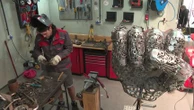 Le sculpteur de l'île de Ré, Shoodrik, peaufine son œuvre pour le pavillon du cyclisme des Jeux Olympiques
