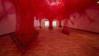 Art contemporain : l'artiste japonaise Chiharu Shiota tisse ses toiles au Grand Palais