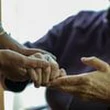 "On était vraiment ensemble, comme il le voulait" : ce fils raconte comment il a aidé illégalement son père à mourir