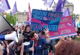 À Paris, plusieurs milliers de personnes manifestent pour rendre visible "la souffrance issue de la transphobie"