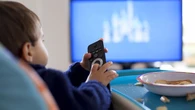 Manger devant la télévision provoque des retards dans l'acquisition du langage chez les enfants, selon une étude