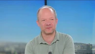 “À l’Intérieur” : “Il y a une forme de communication mais, j’ai passé un an et demi là-bas, j’y suis allée avec le moins d’idées préconçues”, explique le bédéiste Mathieu Sapin