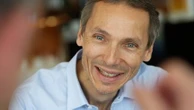 "On a besoin d'incertitude dans la vie" : Laurent Gounelle parle de liberté dans son nouveau livre, "Un monde presque parfait"