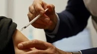 Des adolescents se pressent pour se faire vacciner contre le Covid au Stade de France : "On va pouvoir retrouver un peu de liberté"
