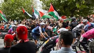 Manifestations, modification du parcours, chutes... La présence de l'équipe Israel Premier Tech sur la Vuelta électrise l'édition 2025